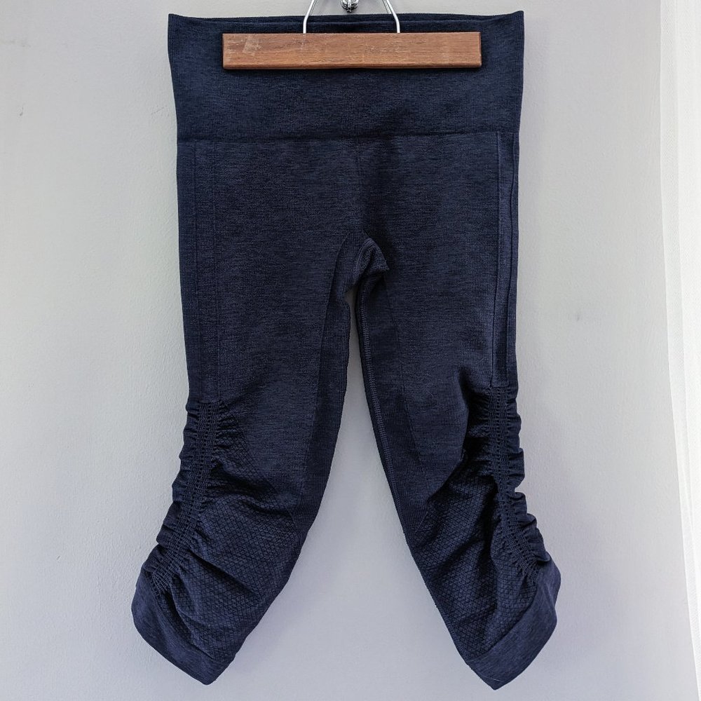 FLAW sz 4 lululemon navy compression capri leggings